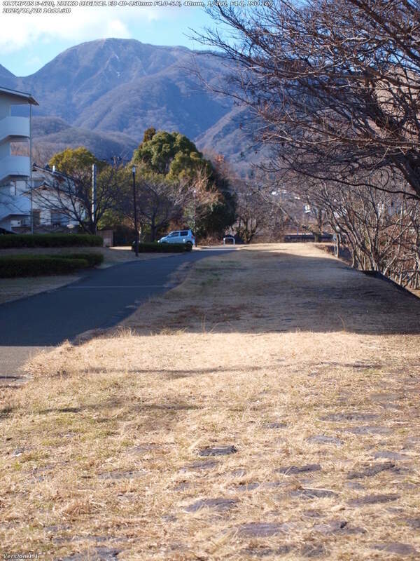 南立石二区(別府市) 境川の土手上の遊歩道を歩く