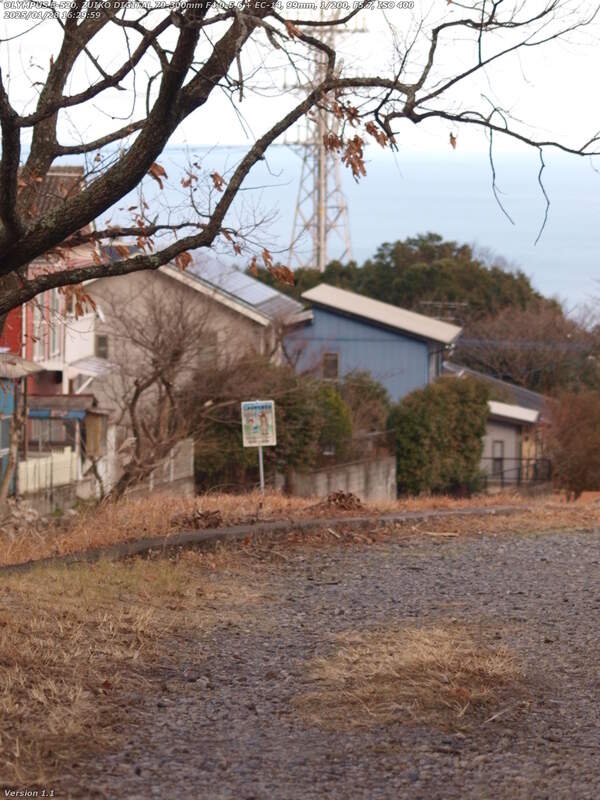 南立石二区(別府市) 境川の土手上の未舗装路を下る