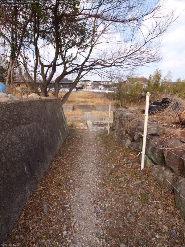 南立石生目町(別府市) 高速道路のすぐ下流から細い未舗装路で境川の河川敷広場へ