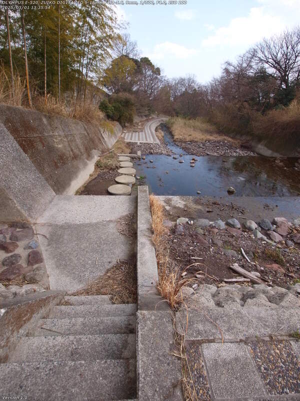 境川(別府市) 埋もれていた飛び石が昨年の台風10号による増水で姿を現した