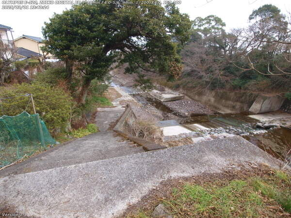 境川(別府市) 長い階段を下ると河川敷広場へ戻ることができる