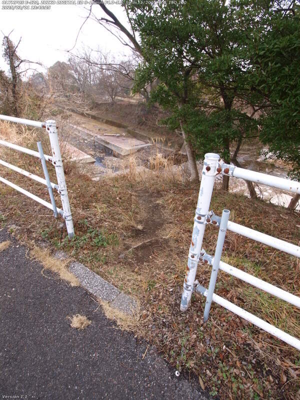 扇山町(別府市) ガードレールの間から土手の傾斜部分に戻ることができる