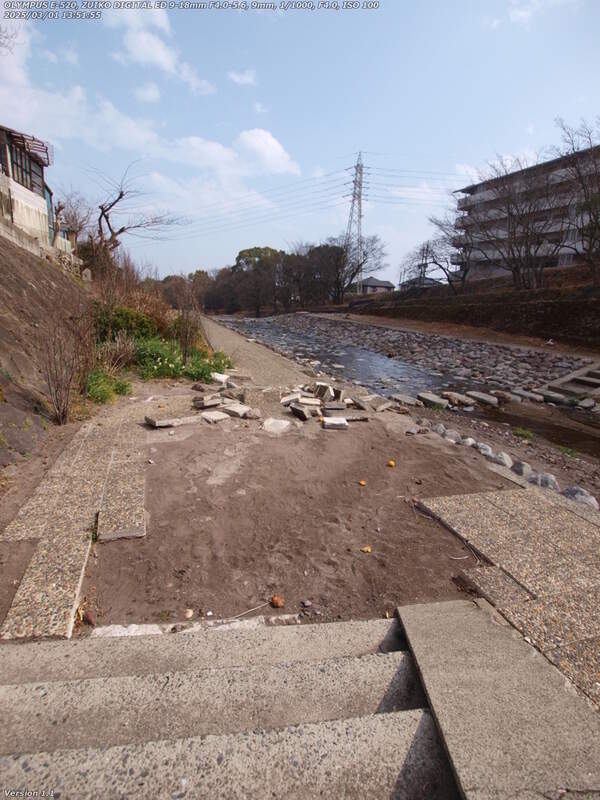 境川(別府市) 昨年の台風10号で破壊された歩道のタイル