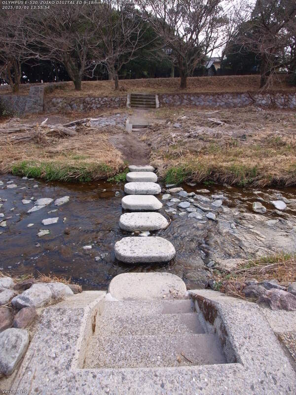 境川(別府市) 飛び石で対岸へ渡って階段で土手上へ