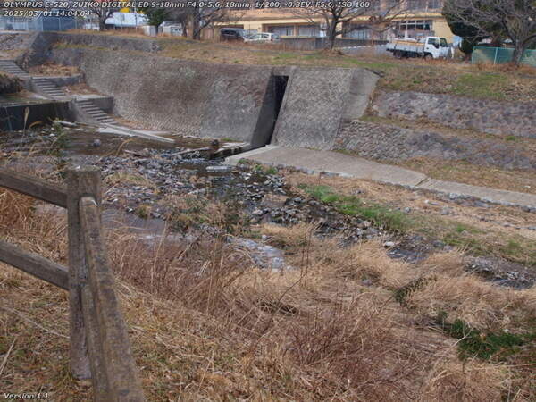 南立石公園(別府市) 流された水路の蓋が川の流れの中に見える