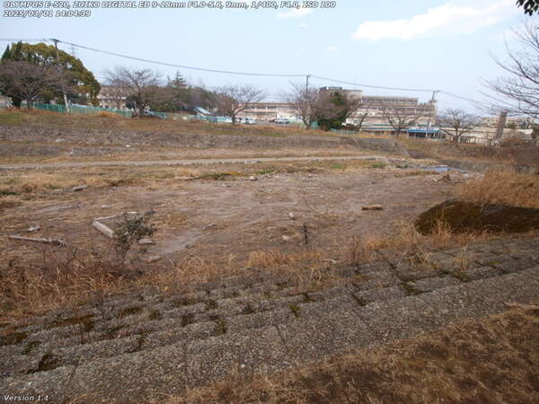 南立石公園(別府市) 広い階段で河川敷広場へ下る