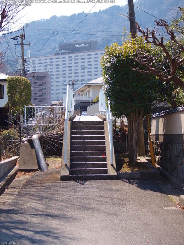 南荘園町(別府市) 板地川歩道橋で板地川を渡る