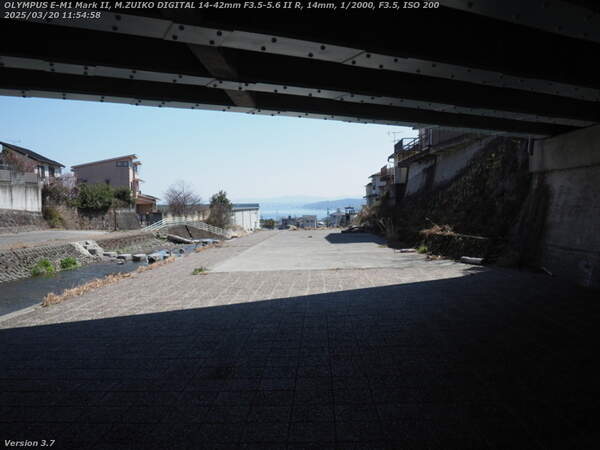 境川(別府市) 古戦場橋をくぐる