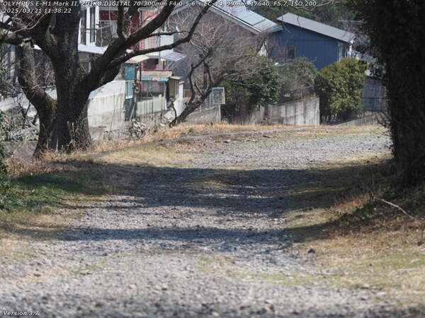 南立石二区(別府市) 西別府橋の横から土手上の未舗装路を下る