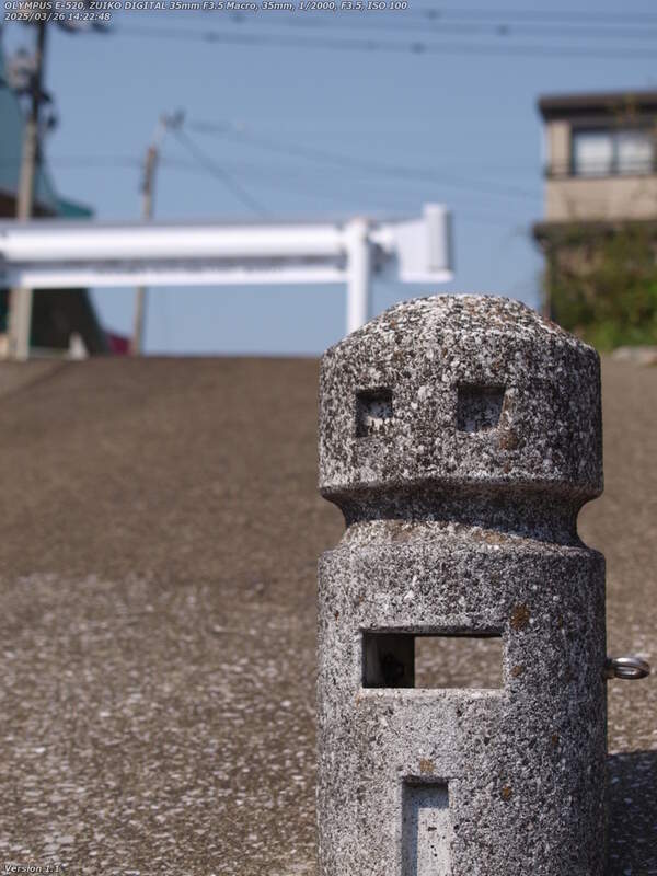 境川(別府市) 車止めが顔にしか見えない