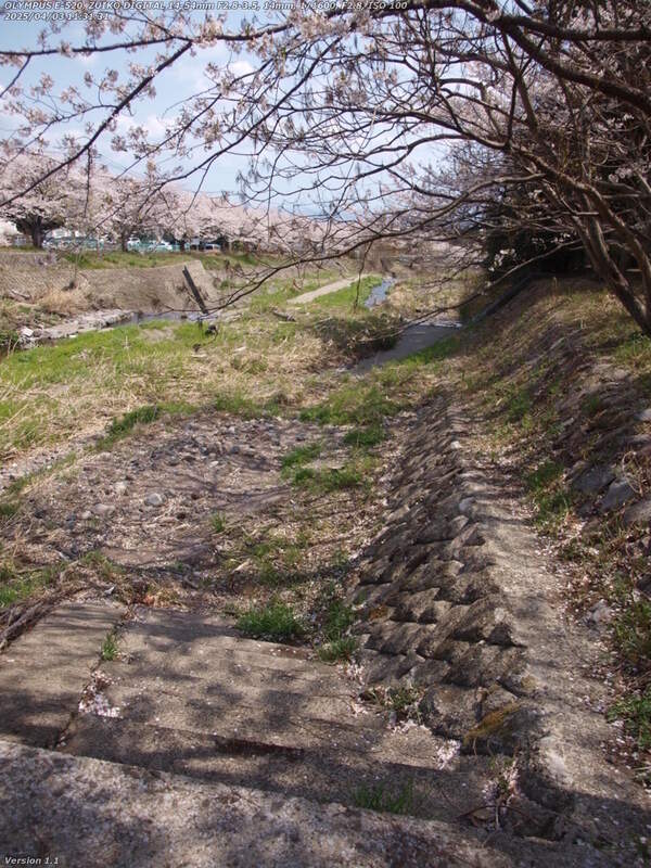 南立石二区(別府市) 階段で河川敷広場へ戻る