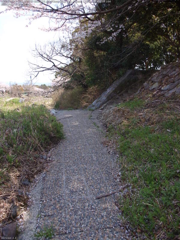 境川(別府市) 河川敷広場の右岸はすぐに行き止まりになるので階段で南立石公園へ
