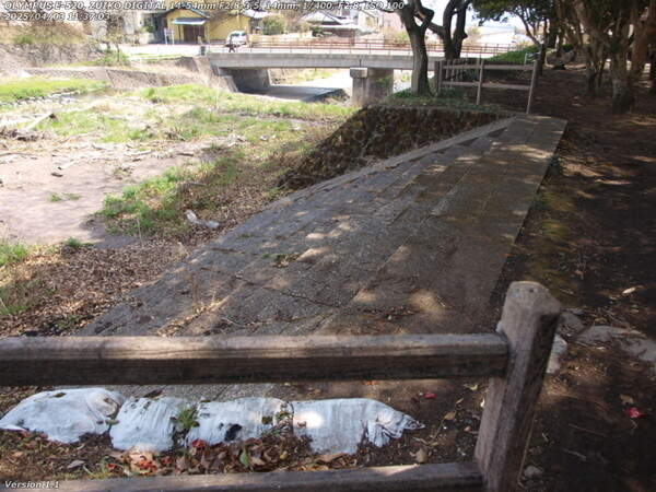 南立石公園(別府市) 階段で河川敷広場へ下る
