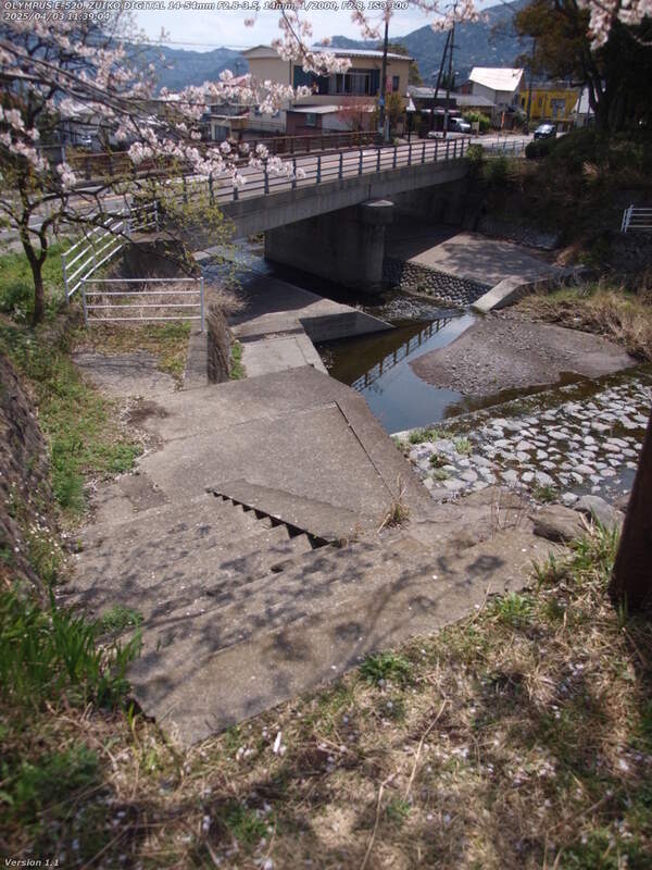 境川(別府市) 階段を下ると古戦場橋の真下に出る