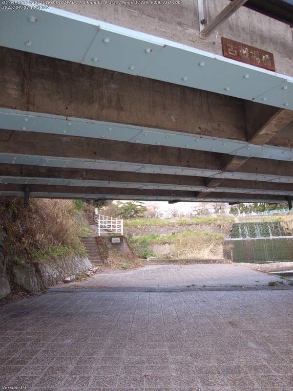 境川(別府市) 古戦場橋をくぐる
