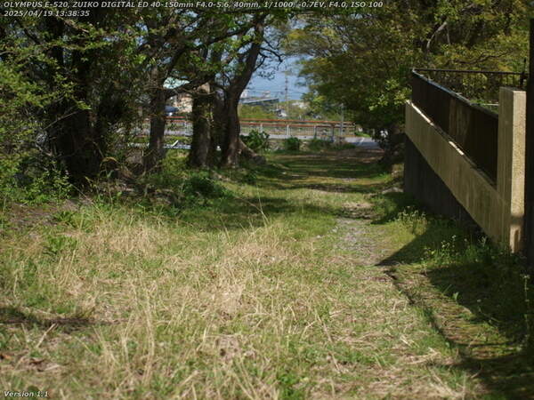 南立石生目町(別府市) 境川の土手上の未舗装路を下る