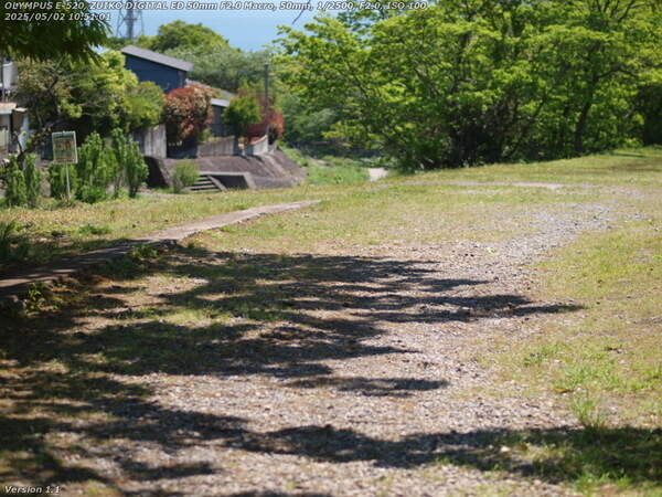 南立石二区(別府市) 境川の土手上の未舗装路を下る