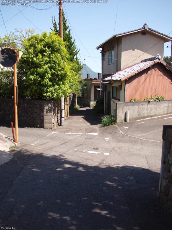 南立石生目町(別府市) 板地川沿いに生目町を下る