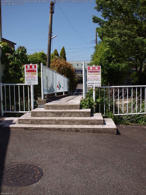 鶴見園町(別府市) 板地川歩道橋を渡る