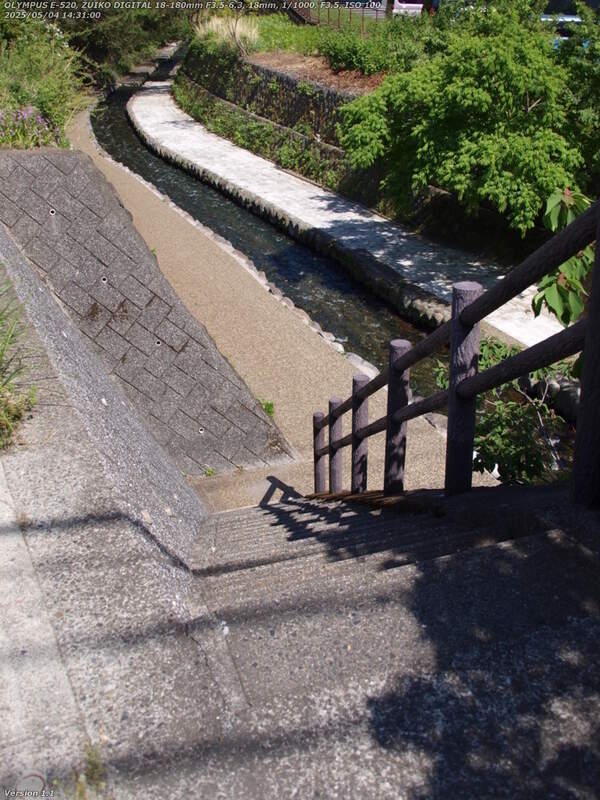 南荘園町(別府市) 板地橋の脇から河川敷広場へ下る