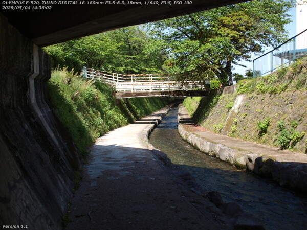 板地川(別府市) 青山橋の先には別府翔青高校の敷地内に架かる二連の橋がある