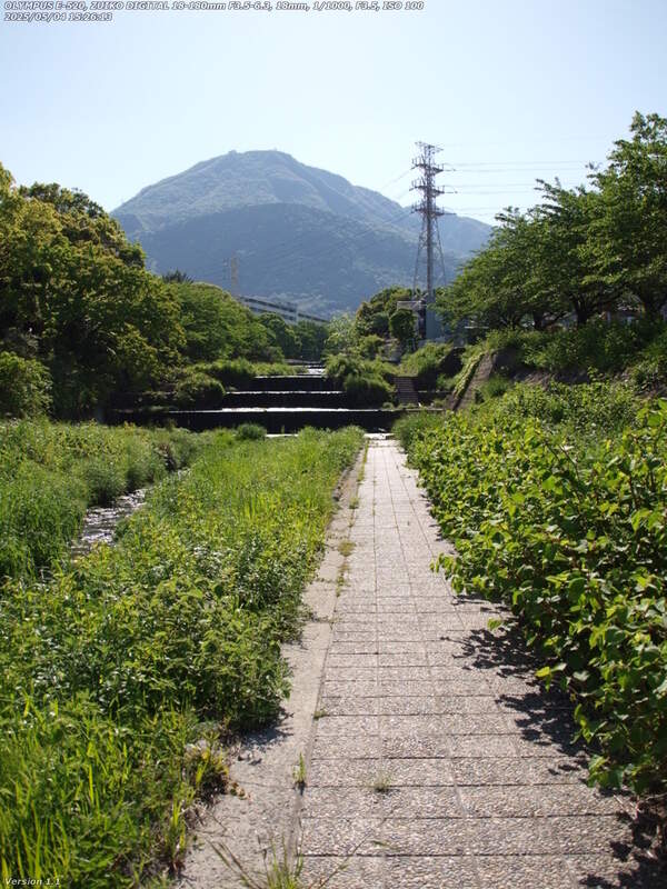 境川(別府市) イナコスの橋の上流は水路の蓋が流されていて進めない