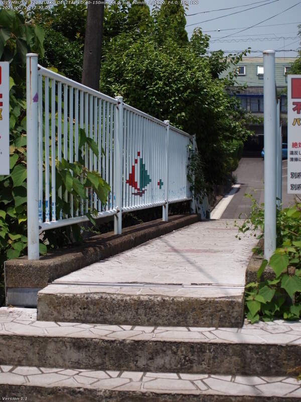鶴見園町(別府市) 板地川歩道橋を渡る