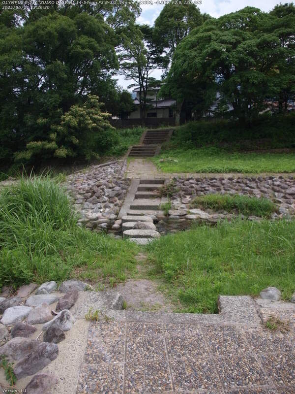 境川(別府市) 飛び石で右岸へ渡って階段で土手上に上がる