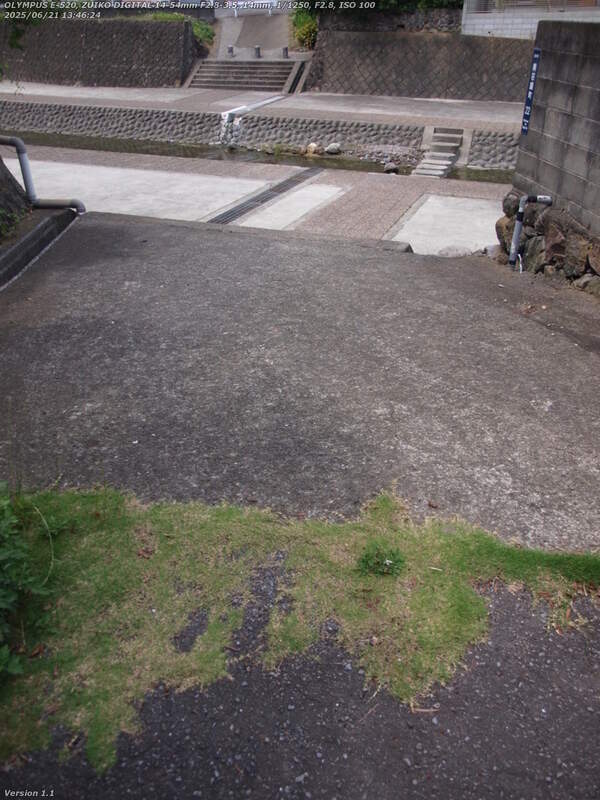 南荘園町(別府市) 階段で河川敷広場へ