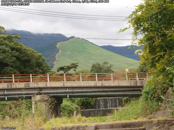 境川(別府市) 古戦場橋とその先の扇山