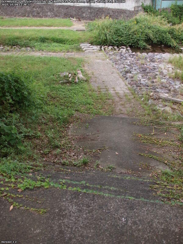 南立石公園町(別府市) 階段で河川敷へ下る