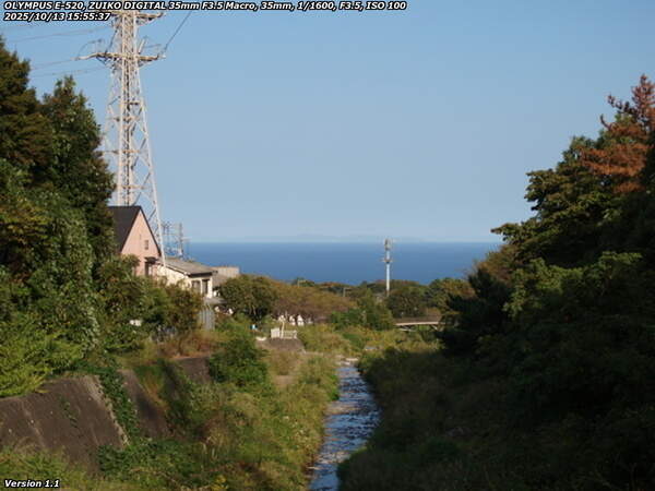 境川(別府市) 四国の佐田岬の風力発電用の風車が見える