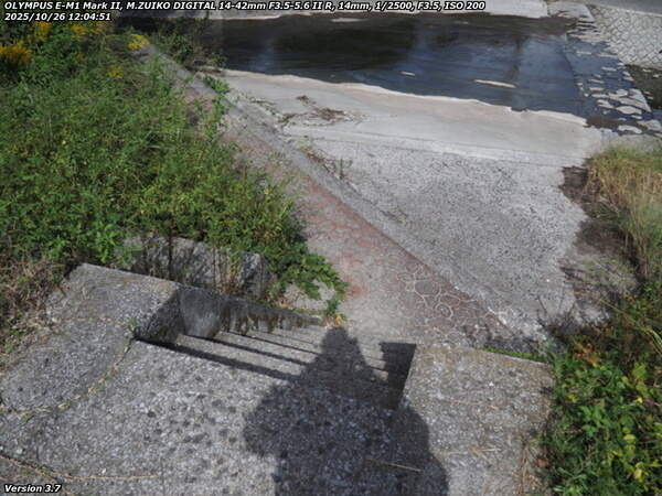 南立石公園町(別府市) 階段で河川敷へ下る