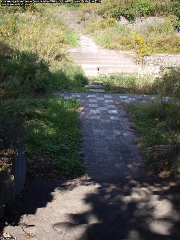 南立石生目町(別府市) 階段で河川敷へ