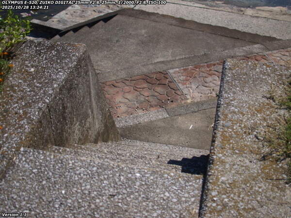 扇山町(別府市) 階段で河川敷へ