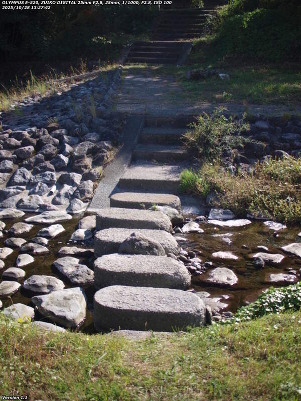 境川(別府市) 飛び石で対岸へ渡り階段で土手上の遊歩道へ