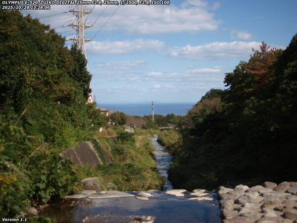 境川(別府市) 飛び石の途中から望む別府湾とその先の四国