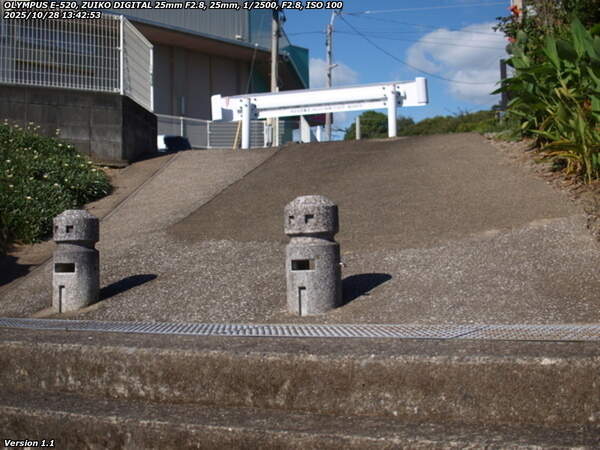 境川(別府市) 階段で道路へ上がってコスモス荘園店へ