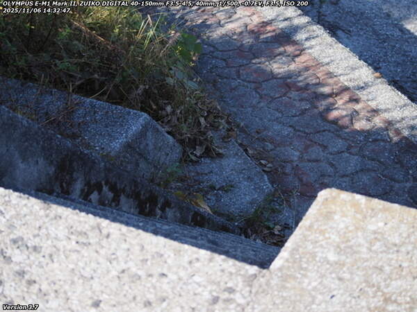 南立石公園町(別府市) 階段で河川敷へ下る
