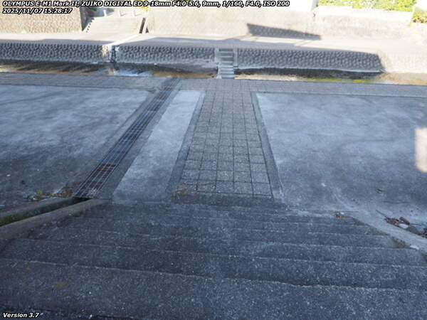 南荘園町(別府市) 階段で境川の河川敷へ