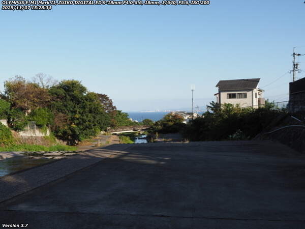 境川(別府市) であい橋とその先の別府湾