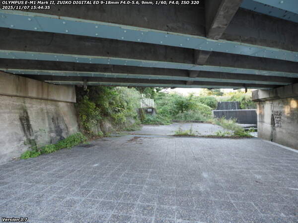 境川(別府市) 古戦場橋をくぐってその先の階段で南立石公園へ