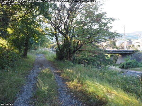 南立石公園町(別府市) 土手上の未舗装路を進むと西別府橋はすぐそこ