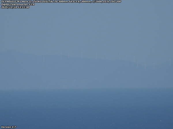 境川(別府市) 四国の風力発電用の風車が見える