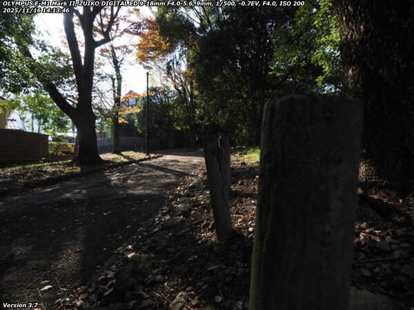 南立石公園町(別府市) 土手上の遊歩道を上流へ歩く