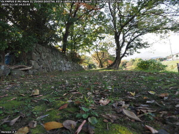 南立石生目町(別府市) 土手上の未舗装路を上流へ