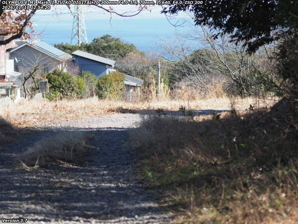 南立石公園町(別府市) 土手上の未舗装路を下る