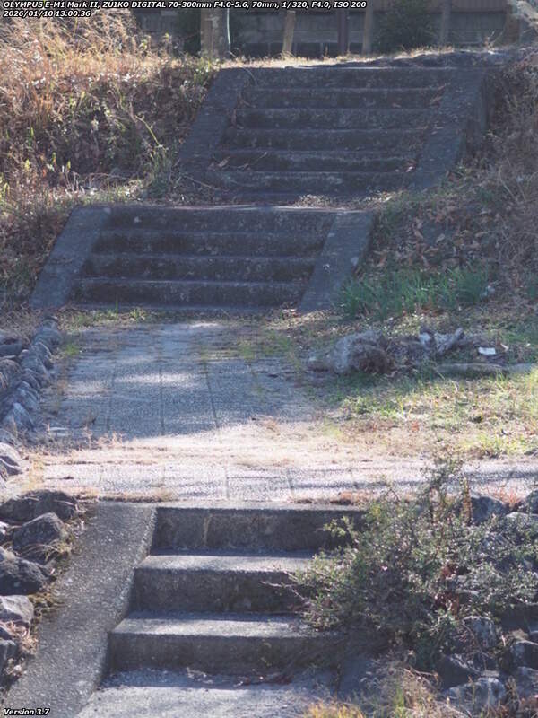境川(別府市) 飛び石で対岸へ渡って土手上の遊歩道へ
