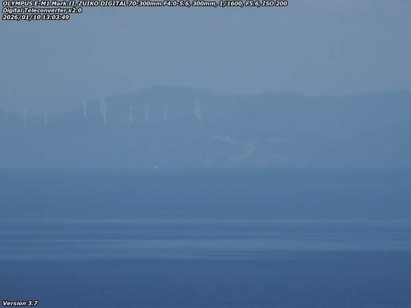 境川(別府市) 飛び石の途中から見えた四国の佐田岬