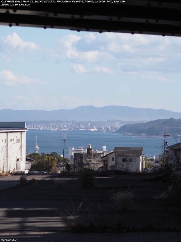 境川(別府市) 古戦場橋の先に見える別府湾とフェリー さんふらわあ